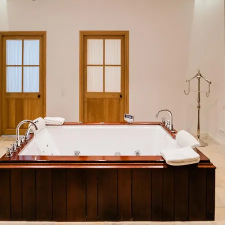 Le Champ Des Oiseaux & Hotel 4*